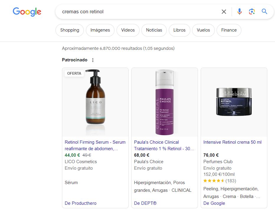 Búsqueda en Google de cremas con retinol. Ficha de tres productos con retinol. Un serum, un tratamiento y una crema intensiva. Cada una contiene una fotografía, el nombre, el precio, condiciones del envío, la valoración y la página web donde se puede encontrar los productos.