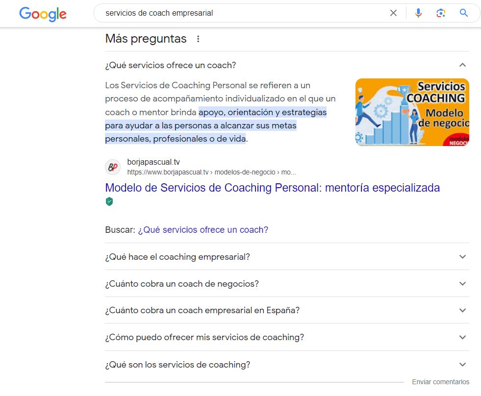 Pregunta y respuesta que ofrece Google a "¿Qué servicios ofrece un coach?" cuando se escribe en la sección de búsqueda "servicios de coach empresarial". Junto a la respuesta hay una imagen. Debajo hay más preguntas que Google recupera como ¿qué hace el coaching empresarial?, ¿cuánto cobra un coach de negocios?...